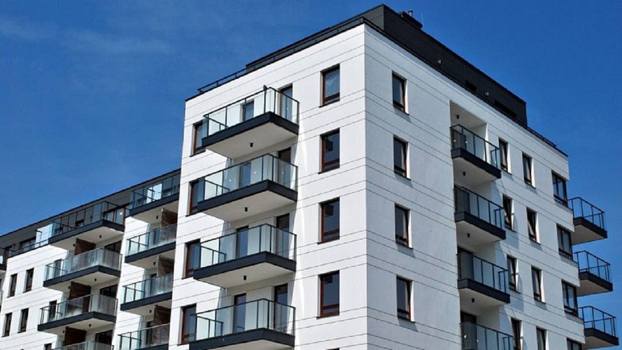 Kiracıların Aidat Yükü Hafifliyor
Kiracılar için en dikkat çekici yeniliklerden biri, aidat yükümlülüklerinin kira bedeliyle sınırlandırılması oldu. Artık bir kiracı, yalnızca kira tutarını aşmayan aidat miktarından sorumlu tutulacak. Örneğin, 15.000 TL kira ödeyen bir kiracının aidatı 20.000 TL’ye çıkartılsa bile yalnızca 15.000 TL’lik kısmı ödeme yükümlülüğü bulunacak. Geri kalan 5.000 TL’lik fark ev sahibi tarafından karşılanacak. Bu düzenleme, özellikle lüks konut projelerinde yaşayan ve yüksek aidatlarla karşı karşıya kalan kiracılar için büyük bir rahatlama sağlayacak, kira bütçelerini daha iyi yönetmelerine olanak tanıyacak.