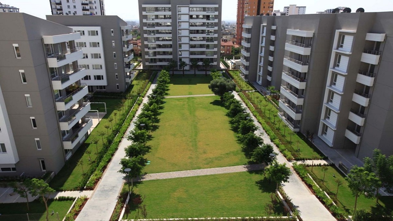 Toplu Konut İdaresi Başkanlığı (TOKİ), Türkiye genelinde hayata geçirdiği projelerle dar gelirli vatandaşların ev sahibi olma hayallerini gerçeğe dönüştürmeye devam ediyor. Son olarak Çorum ili Uğurludağ ilçesinde hayata geçirilen proje ile uygun fiyatlı konut sahibi olma fırsatı sunuluyor. Proje kapsamında satışa sunulacak daireler, kuralı satış yöntemi ile alıcılarını bekliyor.