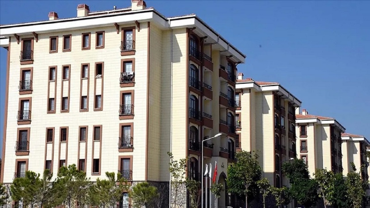 Emlak Komisyonu Muafiyetiyle Evlilik Hayalleri Gerçekleşiyor
Aile ve Sosyal Hizmetler Bakanlığı'nın koordinasyonuyla başlatılan kampanya, genç çiftlerin ev kurarken karşılaştıkları mali engelleri ortadan kaldırmayı hedefliyor. Emlak komisyonu muafiyeti, özellikle büyük şehirlerde ev kiralamak isteyen çiftler için önemli bir avantaj sağlayacak.