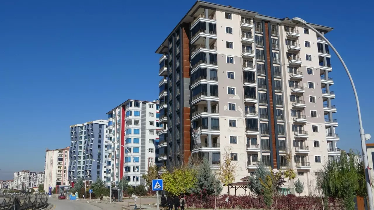 Tüm Emlak Danışmanları Birliği Kampanyaya Destek Veriyor
Tüm Emlak Danışmanları Birliği Başkanı Hakan Akçam, kampanyaya katılan emlak ofislerinin, Aile ve Sosyal Hizmetler Bakanlığı tarafından onaylanan çiftlerden kira komisyon bedeli talep etmeyeceklerini açıkladı. Akçam, "2025 yılı Aile Yılı ilan edildiği için bu ücreti talep etmeyeceğiz. Çiftlerimiz sadece kira kontratlarını imzalayacak, ekstra ücret ödemeyecek" dedi.