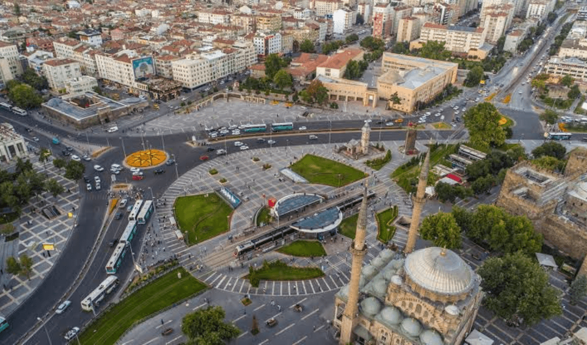 TBMM'de kabul edilen yeni yasal düzenleme, köy evleri de dahil olmak üzere birçok alanda önemli değişiklikler içeriyor. Düzenleme ile yapı denetimi sıkılaştırılırken, idari para cezaları artıyor.