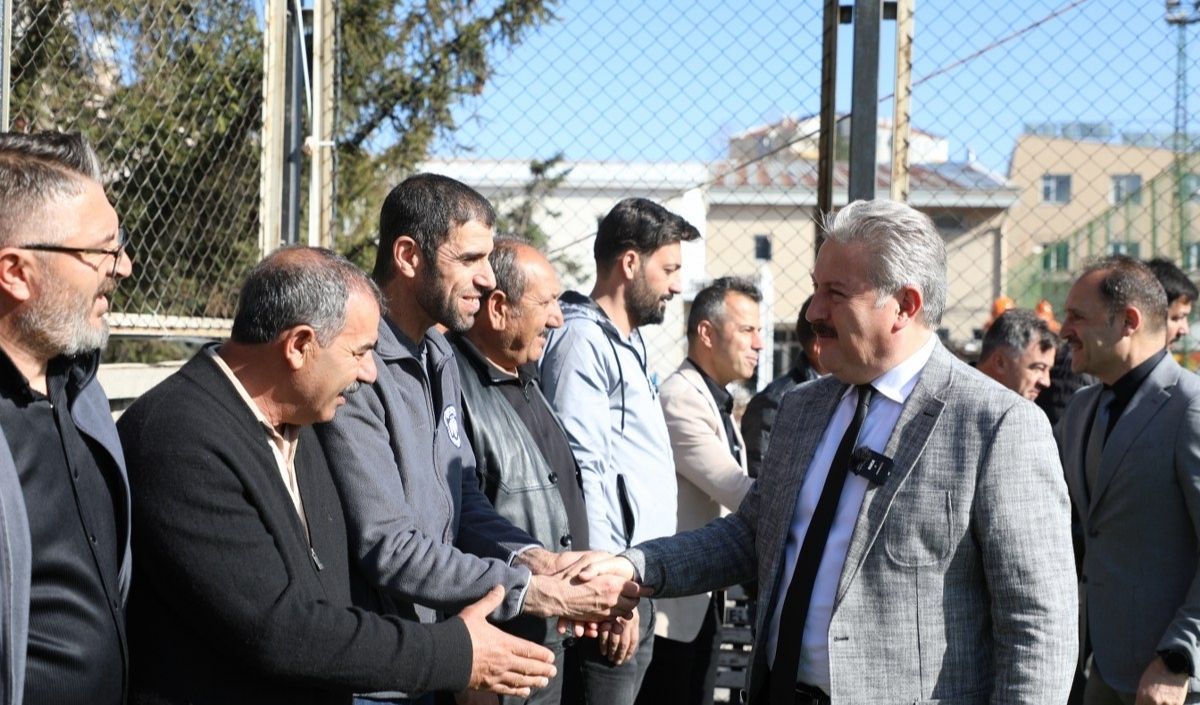 Melikgazi Belediyesi'nde Bayram Dönüşü Uzun Sıra! Tek Tek Konuştu (5)