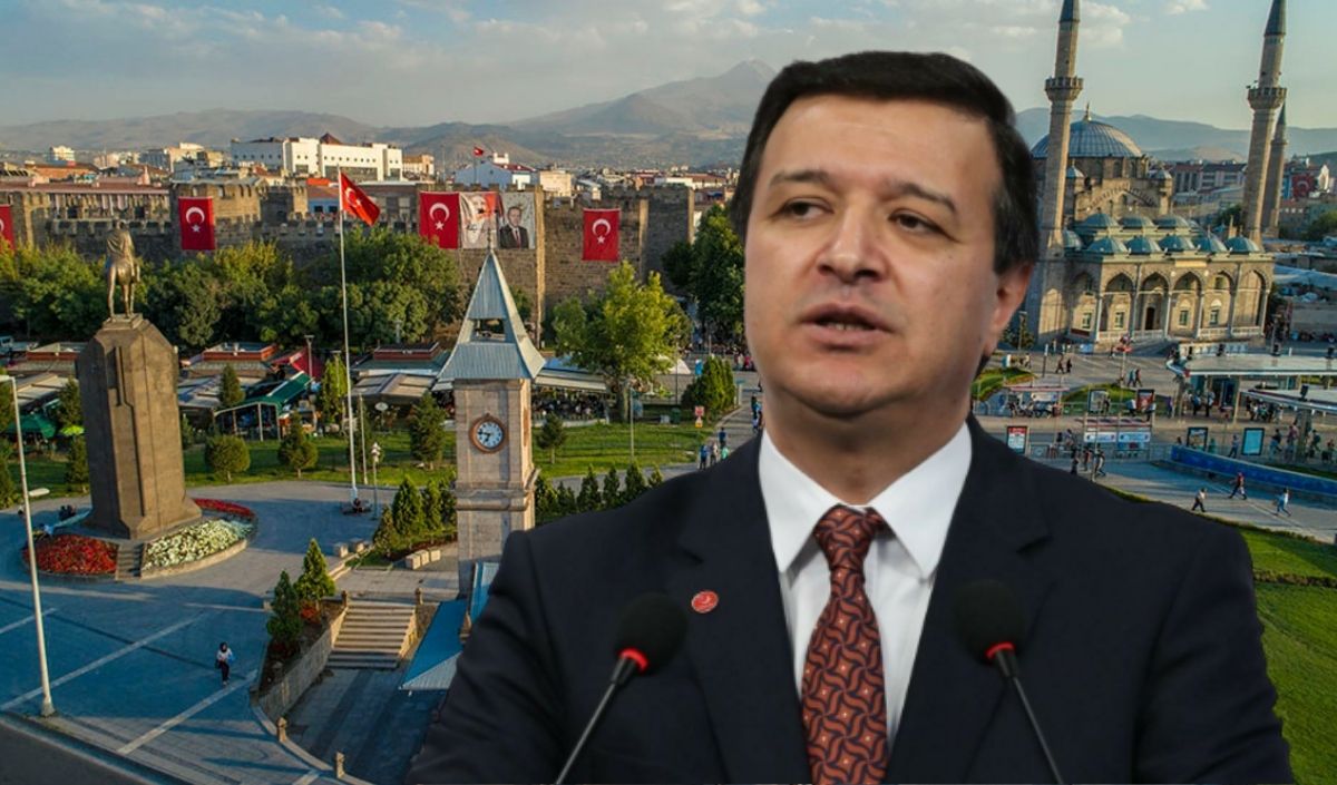 Ön Planda Mahmut Arıkan Kayseri Meydan Arka Planda