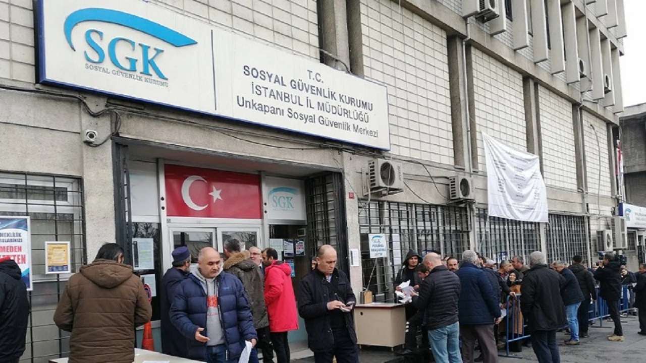 Sosyal Güvenlik Kurumu (SGK), yaptığı son açıklamalarla Türkiye'deki binlerce sigortalı çalışanın dikkatini üzerine çekti. Özellikle erken emeklilik hayali kuran vatandaşlar, SGK'nın duyurularını yakından takip ediyor. SGK, bazı mesleklerde çalışanlara yıpranma payı sayesinde erken emeklilik imkanı sunuyor. Peki, bu meslekler hangileri ve hangi koşullarda erken emekli olunabilir?