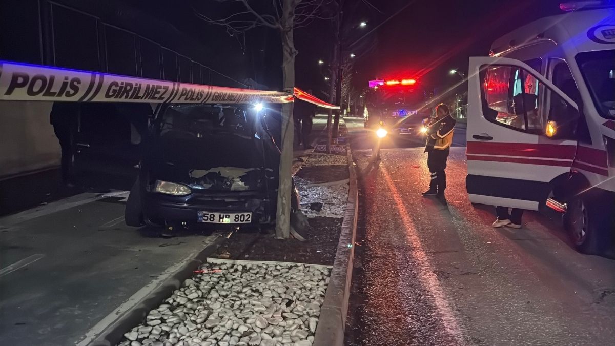 Si̇vas Kaza Ağaca Çarpan (2)