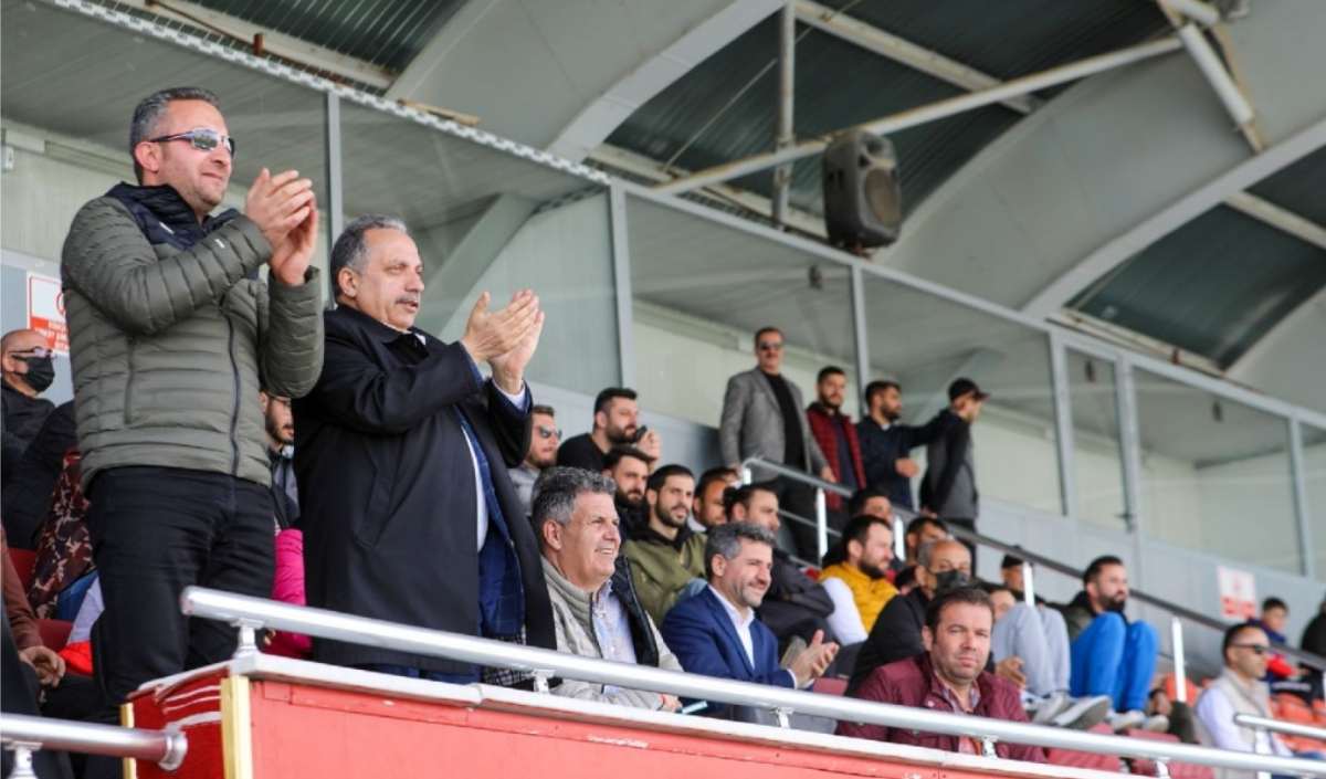 Talas Belediye Başkanı Maç Izliyor