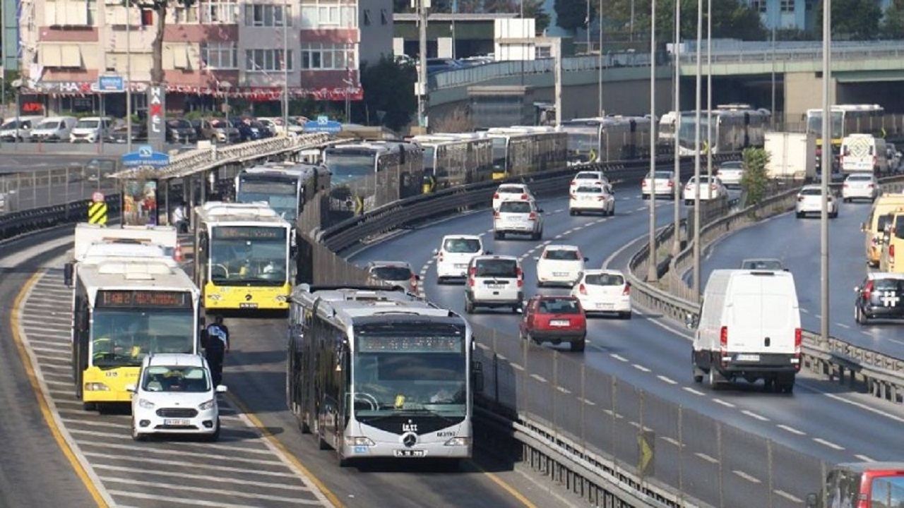 TBMM Genel Kurulu'nda kabul edilen yeni düzenleme ile birlikte trafikte yeni bir dönem başlıyor. Güvenliği artırmayı hedefleyen bu düzenleme ile birlikte, özellikle ulaşım sektöründe yapılan bazı hataların cezaları katlanarak arttı. İşte detaylar...