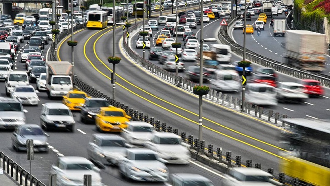 Dizel Otomobillerin Sonu mu Geliyor?
Dizel otomobillere karşı artan baskı, bu araçların sonunun geldiği yönünde yorumlara neden oluyor. "Temiz çevre" hareketinin etkisiyle dizel araçların çevreye daha fazla zarar verdiği algısı yaygınlaşırken, hükümetler ve otomobil üreticileri de dizel araçlara yönelik politikalarını değiştiriyor. Birçok üretici, dizel motorlu araç üretimini durdururken, elektrikli araçlara yatırım yapmaya başlıyor. Bu durum, dizel otomobillerin geleceği hakkında soru işaretleri yaratıyor.