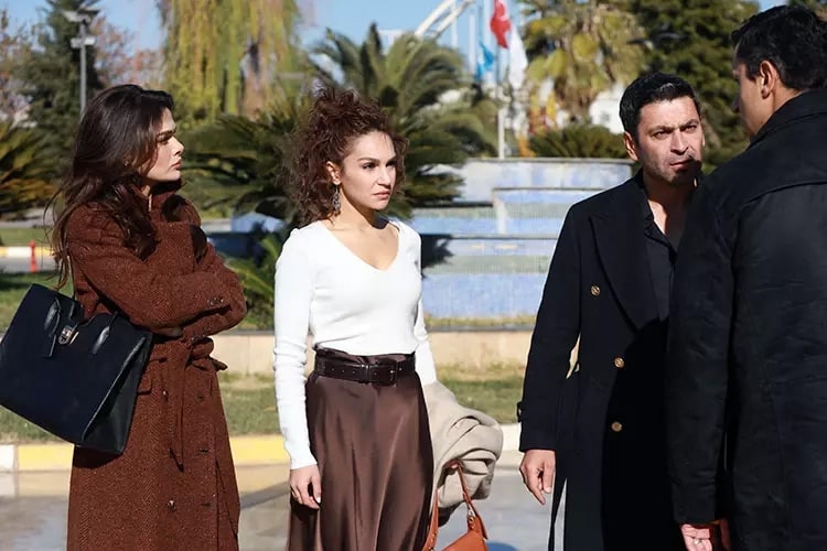 23. Bölümde Neler Oldu?
​​​​​​​
Bölüm, Nare’nin hayatta kalma mücadelesiyle başladı. Canına kıymaya çalışan Nare, yaralı bir halde Cihan’ın kollarında hayata tutunmaya çalıştı. Bu durum, Albora ailesinde derin bir iç hesaplaşmayı neden oldu. Cihan ve Alya, Nare’nin yaşaması için ellerinden geleni yaparken, Şahin, Nare’nin ölümünü kaldıramayacağını bildiği için büyük bir çaresizlik içindeydi. Ancak Fidan’ın Nare’ye yardım etmeyi reddetmesi, olayların tüm seyrini değiştirdi. Nare’nin kurtuluşu için kendini feda eden Kadir’in ortaya çıkan hastalığı nedeniyle donör olamayacak olması planları altüst etti. Kızını kaybetmeyi göze alamayan Sadaket ise Fidan’a giderek yalvardı ancak bu çabası boşa çıktı. Öte yandan, Alya’nın annesi Fikriye’nin geçmişte gönderdiği bir fotoğrafla ilgili şüpheleri, onu Halis’le yüzleşmeye itti. Sadakat ise Cihan ve Alya’nın evliliğinin gerçek olmadığını açıklayarak, Cihan’ın Alya’ya aşık olmasının imkansız olduğunu vurguladı. Bu açıklama, ikilinin ilişkisinde yeni bir gerilimi ateşledi.