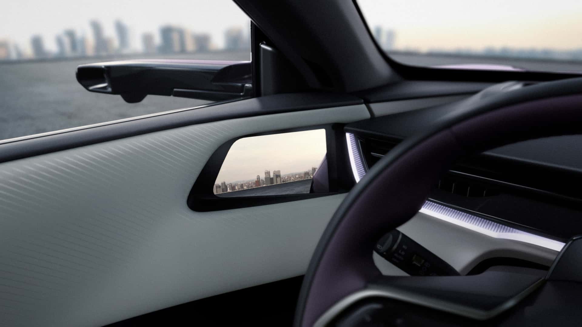 Performans ve Menzil
Changan’ın Deepal S07 modelinde kullanılan EPA platformu üzerine inşa edilen EZ-60, iki elektrikli konfigürasyon sunuyor. Menzil uzatıcı versiyon, 72 kW’lık 1.5 litrelik jeneratör motoru, 190 kW’lık elektrik motoru ve 31.73 kWsa kapasiteli lityum demir fosfat (LFP) bataryadan oluşuyor. Bu sistem, CLTC standartlarına göre 160 km saf elektrikli menzil sağlıyor. Tamamen elektrikli versiyonun detayları açıklanmasa da, 600 km’ye kadar menzil sunacağı belirtiliyor. Bu, uzun mesafeli yolculuklar için güven veriyor.