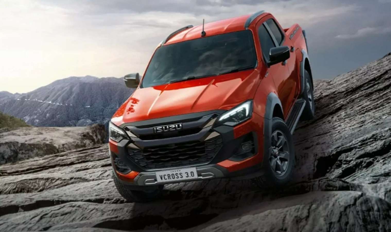 Dört Tekerlekten Çekiş
Elektrikli D-Max, çift elektrik motoruyla toplam 188 beygir gücü ve 325 Nm tork üretiyor. Bu, dizel versiyona kıyasla 27 beygir daha fazla güç anlamına geliyor. Araç, tam zamanlı dört tekerlekten çekiş sistemiyle donatılmış ve dizel modelden alınan Rough Terrain Modu sayesinde zorlu arazi koşullarında da üstün performans sergiliyor. 0’dan 100 km/s hıza 10,1 saniyede ulaşabilen D-Max EV, maksimum 130 km/s hız ile sınırlandırılmış.