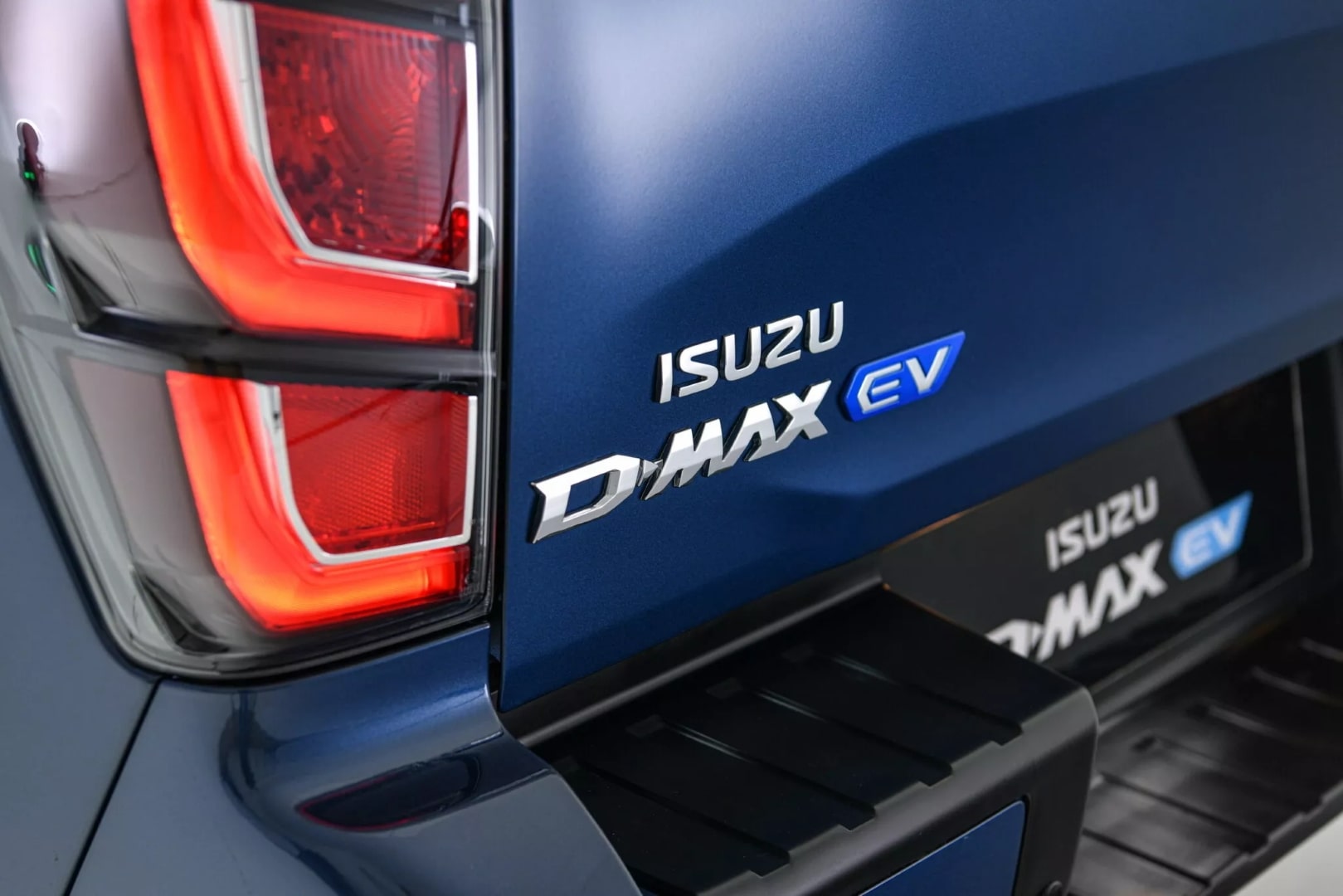 Satış Planları
Isuzu D-Max EV, İngiltere pazarında 2025’in ikinci yarısında ön sipariş almaya başlayacak ve ilk teslimatlar Mart 2026’da yapılacak. Araç, diğer bazı Avrupa ülkelerinde de satışa sunulacak, ancak fiyatlar henüz açıklanmadı. Elektrikli pikap, mavi detaylarla süslenmiş tasarımı ve açık panjur gibi özellikleriyle konsept versiyonundan farklı bir görünüm sergiliyor. Bu detaylar, aracın elektrikli kimliğini vurgularken, klasik D-Max estetiğini de koruyor.
