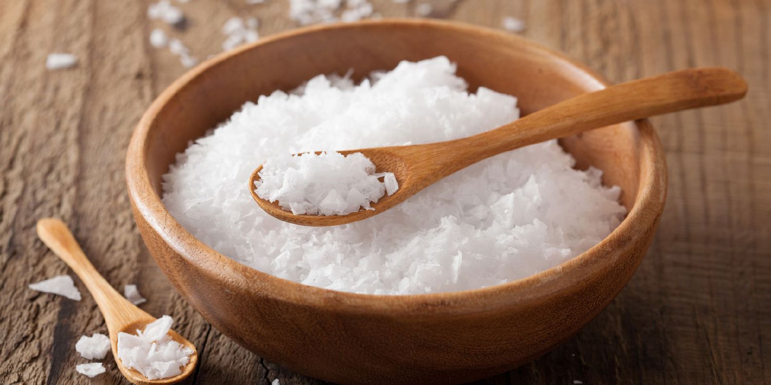 Koşer Tuzu
Koşer tuzu, iri taneli ve iyotsuz bir kaya tuzudur. Adını, etin kanını temizlemede kullanılmasından alır. Sodyum klorür içeren bu tuz, et tütsüleme ve kurutma işlemlerinde idealdir. İri taneleri ete kolayca yapışır, sıvıyı ve kanı çekerek eti yumuşatır. Ayrıca turşu ve salamura yapımında da sıkça kullanılır. Tuzlu suyun buharlaştırılmasıyla üretilen koşer tuzu, mutfakta pratik bir yardımcıdır.