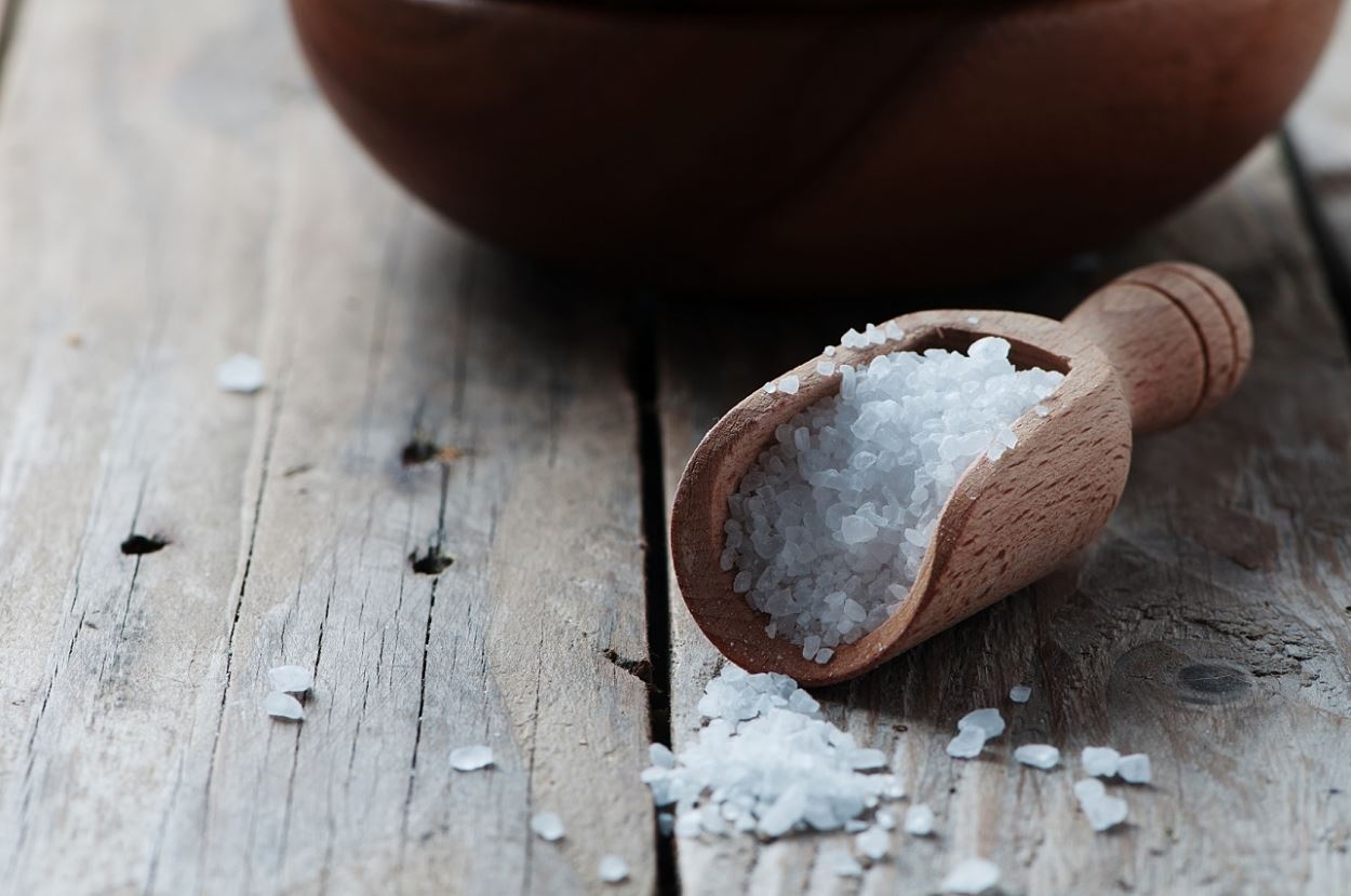 Fleur de Sel
Fleur de sel, Fransa’nın Brittany kıyılarında sığ deniz havuzlarından toplanan nadir bir tuzdur. Güneş ve rüzgarın etkisiyle su yüzeyinde kristalleşen bu tuz, “tuz çiçeği” adını alır. Nemli, hafif gri veya pembe tonlu yapısıyla kaya tuzundan ayrılır. Mineral açısından zengin olan fleur de sel, yemeklere son anda eklenerek lezzeti artırır. Pahalı ve özel bir tuz olan fleur de sel, sofra tuzu olarak da kullanılabilir.