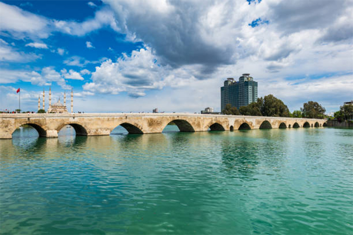 7. Adana

Gastronomi ve kültür şehri Adana, sıcakkanlı atmosferiyle misafirlerini ağırlar. Cezerye, şalgam suyu ve baharatlar, Adana’nın lezzet dünyasını yansıtır. Karatepe kilimleri ve Adana yemenisi, yöresel el sanatları sevenler için uygundur.