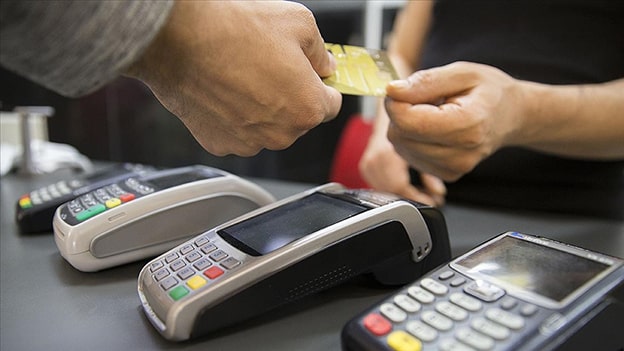2. Market Harcamalarınızı Azaltın
Market alışverişlerinde planlama yapmak, gereksiz harcamaları önler. Alışverişe çıkmadan önce bir liste hazırlayarak sadece ihtiyaçlarınızı alın. Abur cubur gibi sağlıksız ve gereksiz ürünleri sepetinizden çıkararak hem cebinize hem de sağlığınıza katkıda bulunabilirsiniz. Ayrıca, online platformlardaki kampanyaları takip ederek veya internet üzerinden alışveriş yaparak indirimlerden faydalanabilir, böylece market harcamalarınızı azaltarak tasarruf edebilirsiniz.