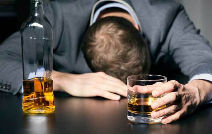 Alkol

Aşırı alkol tüketimi, baş-boyun, karaciğer ve meme kanseri riskini artırır. Alkoldeki etanol, zararlı asetaldehit üretimine yol açar. Alkol tüketimini sınırlamak veya alkolsüz içeceklere yönelmek önemlidir.