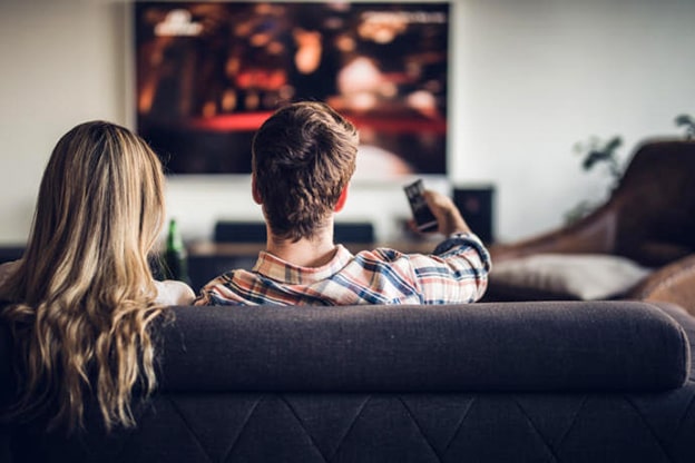 2.Filmleri Altyazılı İzleyin
Altyazılı film ve dizi izlemek, dil öğrenmenin en popüler ve etkili yollarından biri. Size hitap eden tarzda filmleri seçip altyazılı izlemek eğlenerek öğrenme yollarından birisi. Bu hem eğlenceli hem de günlük konuşma dilini öğretici bir seçenek. Öğrenme yolunda olduğunuz dile at dizi ve filmleri izlemek, sadece kelime haznenizi değil, kültürel bağlamları ve ifadeleri de öğrenmenizi sağlar.