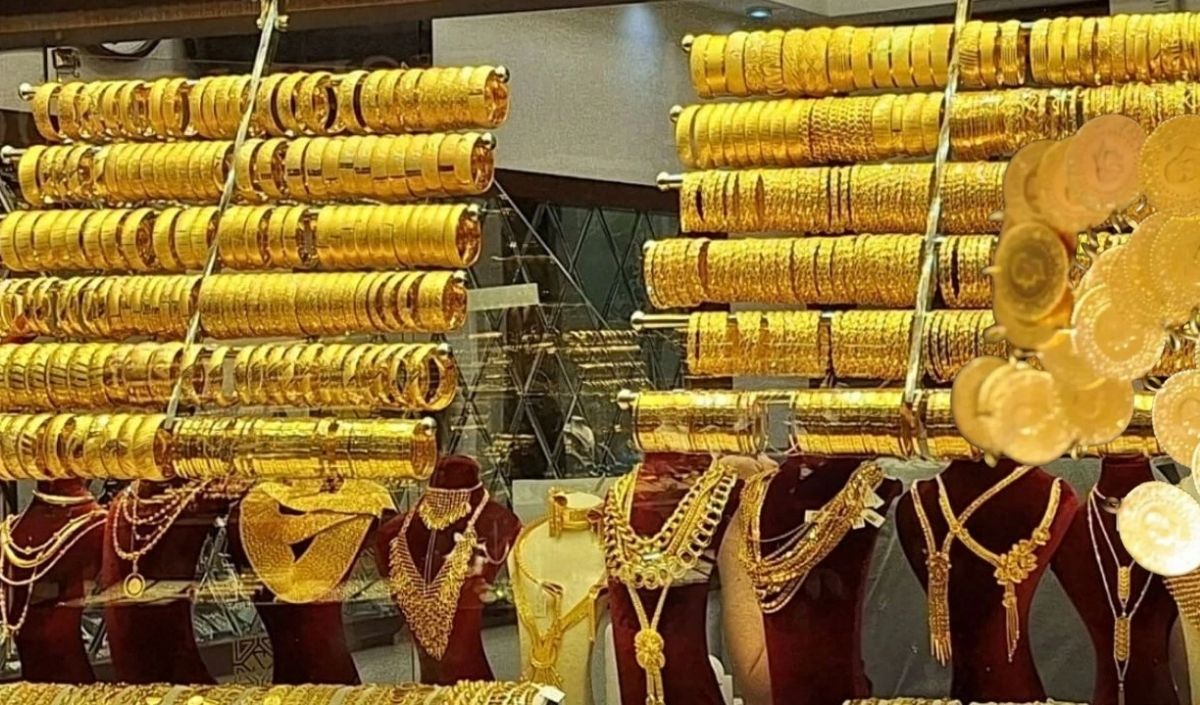 Gram Altında Kritik Eşik Aşıldı
Uluslararası piyasalardaki hareketliliğe paralel olarak, iç piyasada gram altın fiyatı da önemli bir seviyeyi geçti. Ons altındaki yükselişin etkisiyle, Türk Lirası bazında altın fiyatları da artış kaydetti. Gram altın ise 4200 TL seviyesini aştı. Bu sabah itibarıyla gözlenen en yüksek seviye ise daha da dikkat çekiciydi. Gram altın ise bu sabah 4229 TL seviyesine kadar yükseldi. İç piyasada fiziksel altın alım satımının yoğunlaştığı Kapalıçarşı'da da güncel fiyatlar belirlendi. Kapalıçarşı'da çeyrek altın 6947 TL olurken tam altın ise 27671 TL'den satılıyor.