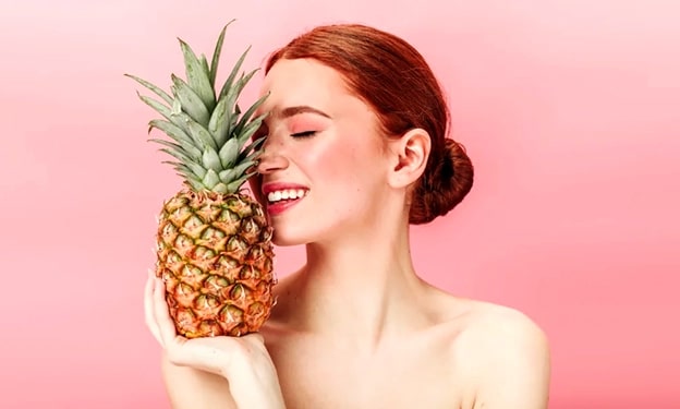 6. Ananas
Ananas, bromelain enzimi sayesinde sindirimi kolaylaştırır ve ödemle mücadele eder. Her mevsim bulunabilen bu meyve, taze olarak tüketildiğinde veya suyu sıkılarak içildiğinde etkisini gösterir. Ananası dilimleyerek atıştırmalık olarak yiyebilir veya smoothielere de ekleyerek tüketebilirsiniz.