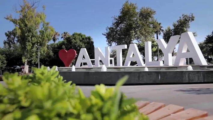 2. Antalya

Akdeniz’in incisi Antalya, antik kentleri ve muhteşem plajlarıyla ünlüdür. Finike portakalı, turunç reçeli ve bergamot marmeladı, yörenin taze tatlarını yansıtır. El dokuması Yörük halıları, keten kıyafetler ve şile bezi ürünler, otantik hediyeler arayanlar için idealdir.