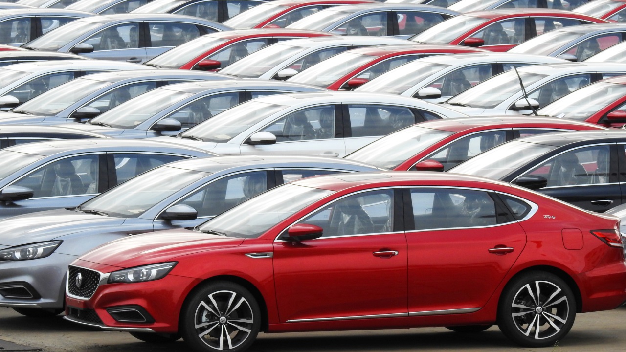 En Az Yakan 10 Model ve Yakıt Tüketimleri
İşte küçük sınıfta en az yakan 10 model ve 100 km'deki ortalama yakıt tüketimleri:

Toyota Yaris (Hatchback): 3,9 litre

Honda Jazz: 4,5 litre

Suzuki Swift: 4,8 litre

Lexus LBX: 4,8 litre

Fiat 600: 4,8 litre

Alfa Romeo Junior Ibrida: 4,9 litre

Skoda Fabia: 5,2 litre

Ford Puma: 5,7 litre

Volkswagen Polo: 5,7 litre

Kia Stonic / Hyundai Bayon: 5,8 litre

Ekonomik Sürüş İçin İpuçları
Sadece yakıt cimrisi araçlar değil, sürüş alışkanlıkları da yakıt tüketimini önemli ölçüde etkiliyor. Ani hızlanmalardan kaçınmak, düzenli hızda seyretmek ve lastik basınçlarını kontrol etmek gibi basit önlemlerle yakıt tasarrufu sağlamak mümkün. Ayrıca, araç bakımını düzenli yaptırmak da yakıt verimliliğini artırmaya yardımcı oluyor.