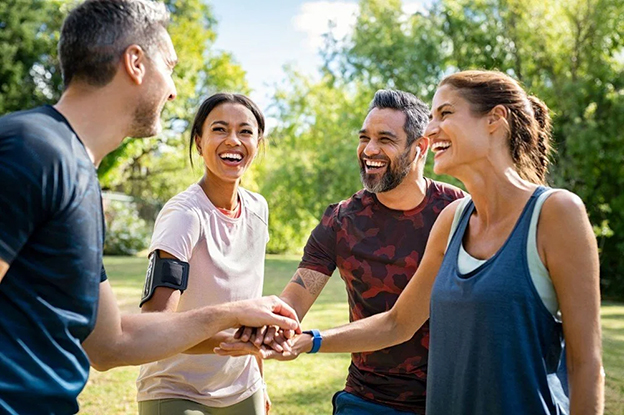 Arkadaşlarla Sporun Keyfini Çıkarın
Tek başına spor yapmak bazen sıkıcı veya zorlayıcı gelebilir. Ancak bir arkadaşla veya grupla egzersiz yapmak, hem eğlenceyi hem de verimi artırır. Araştırmalar, grup halinde yapılan sporun hedeflere bağlılığı güçlendirdiğini gösteriyor. Bir egzersiz partneri, yüksek efor gerektiren hareketlerde güvenliğinizi sağlarken motivasyonunuzu da yükseltir.