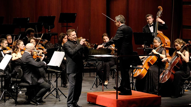 2. Senfoni
Bir orkestra için bestelenmiş, genellikle dört bölümden oluşan uzun bir müzik eseridir. Senfoniler, klasik müziğin en önemli formlarından biridir. Her bölüm farklı bir ruh hali ve tempo sunar. Beethoven’ın 9. Senfonisi, özellikle “Neşe’ye Övgü” temasıyla, bu türün en bilinen örneklerindendir.