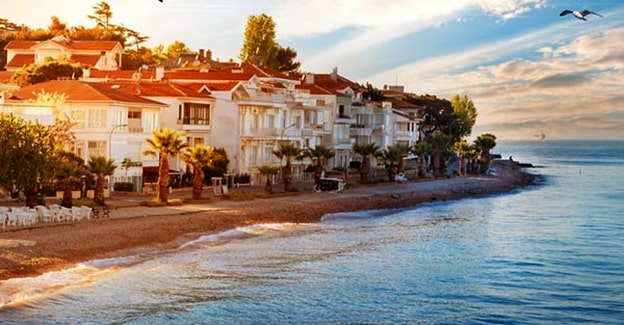 2. Ashaka Retreat – Heybeliada, İstanbul

İstanbul’un kalabalığından uzak ama şehre yakın bir inziva arayanlar için Ashaka Retreat, Heybeliada’da huzurlu bir sığınak. Çam ağaçları ve deniz manzarasıyla çevrili bu mekan, yoga ve meditasyon için geniş bir bahçeye sahip. Samimi işletmecileri ve lezzetli vejetaryen yemekleriyle dikkat çeken Ashaka, sakinlik ve konforu bir arada sunuyor. 