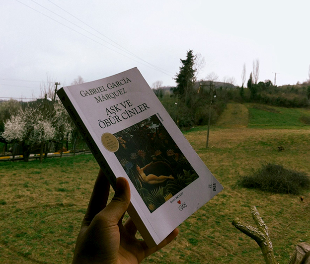 Aşk ve Öbür Cinler
Gabriel García Márquez’in bir başka başyapıtı Aşk ve Öbür Cinler, aşkın, inancın ve doğaüstü güçlerin kesiştiği bir hikaye anlatır. 18. yüzyıl Kolombiya’sında geçen roman, genç bir kızın ve bir rahibin imkansız aşkını konu edinir. Márquez’in büyüleyici anlatımı, okuyucuyu gizemli ve duygusal bir yolculuğa çıkarır. Doğaüstü unsurlarla zenginleşen bu eser, aşkın sınır tanımaz gücünü ve insan ruhunun karmaşasını ustalıkla işler.