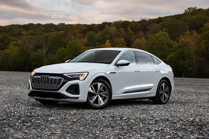 Audi Q7
Audi Q7, geniş iç hacmi ve güçlü performansıyla büyük SUV segmentinde oldukça iddialı. Q7 SUV 45 TFSI quattro 265 hp S line Tiptronic PI, 8.183.403 TL’lik fiyatıyla alıcılarını bekliyor.