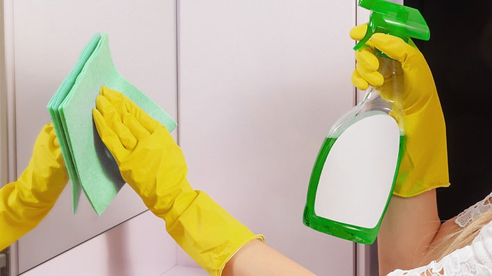 Aynaları Kağıt Havluyla Silmek

Kağıt havlular, ayna yüzeylerinde tüy ve çizik bırakabilir. Aynaları temizlemek için mikrofiber bez veya eski gazete kağıdı kullanmak, hem daha etkili hem de ekonomik bir yöntemdir.