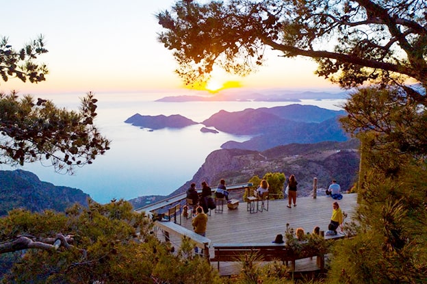 1. Babakamp Eco-Ranch & Retreat – Fethiye

Fethiye’nin Babadağ’ın eteklerinde yer alan Babakamp, doğanın kucağında bir yoga inzivası için ideal bir mekan. Çevre dostu konaklama seçenekleri, açık hava yoga platformları ve 180 metrekarelik kapalı stüdyosuyla her türlü yoga pratiğine uygun. Vegan ve vejetaryen yemek seçenekleriyle sağlıklı beslenmeyi destekleyen Babakamp, meditasyon alanları ve doğa yürüyüşü rotalarıyla da ruhsal yenilenmeyi sağlıyor.