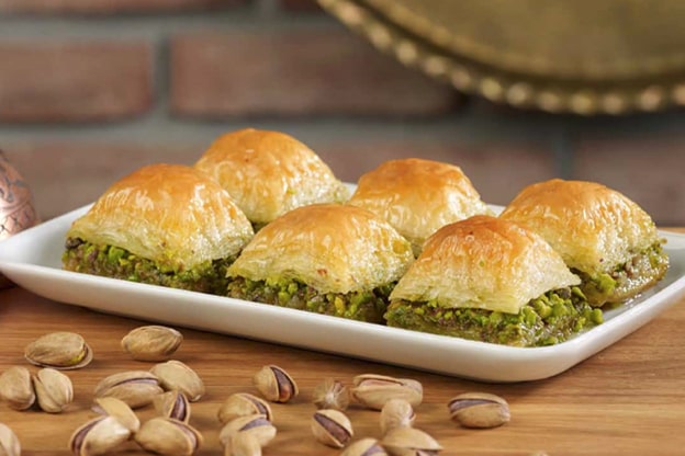 Baklava / Baklava
Baklava, her iki mutfakta da tatlıların sultanı. Türk mutfağında fıstıklı veya cevizli, ince katmanlı baklava öne çıkarken,