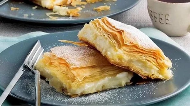 Baklava / Baklava
Yunan baklavası daha çok cevizli ve ev usulü bir dokuya sahip. Kökeni Suriye’ye dayansa da, her iki yaka da bu tatlıyı kendine has bir şekilde sahiplenmiş.