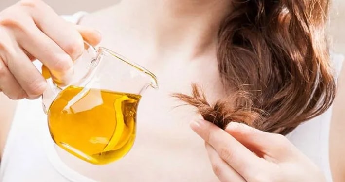 Bal İle Hem Rengini Açın Hem Bakım Yapın

Bal, içeriğindeki doğal hidrojen peroksit sayesinde saç rengini nazikçe açar. 3 yemek kaşığı balı 5 yemek kaşığı suyla karıştırın ve bu karışımı saçlarınıza uygulayın. Güneş ışığında birkaç saat bekledikten sonra saçlarınızı şampuanla yıkayın ve durulayın.

Bal, sadece saç rengini açmakla kalmaz, aynı zamanda saçları besler, kırıkları onarır ve parlak, pürüzsüz bir görünüm kazandırır. Bu yöntem, saç bakımını ve rengini açmayı tek bir adımda birleştirir.