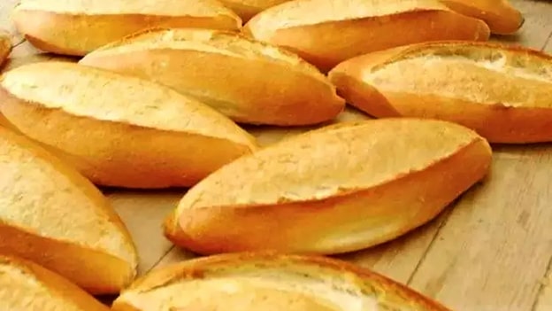 Beyaz Ekmek
Beyaz ekmek, buğdayın lif ve besin açısından zengin dış kabuğunun ayrılmasıyla üretilir. Bu işlem, ekmeği basit karbonhidratlardan oluşan bir gıdaya dönüştürür. Basit karbonhidratlar, kan şekerini hızla yükseltip düşürür ve yaklaşık 1-2 saat içinde yeniden acıkmanıza yol açar. Tam tahıllı ekmek veya kepekli alternatifler, lif içeriği sayesinde daha uzun süre tok tutar ve besin değeri açısından çok daha zengindir.