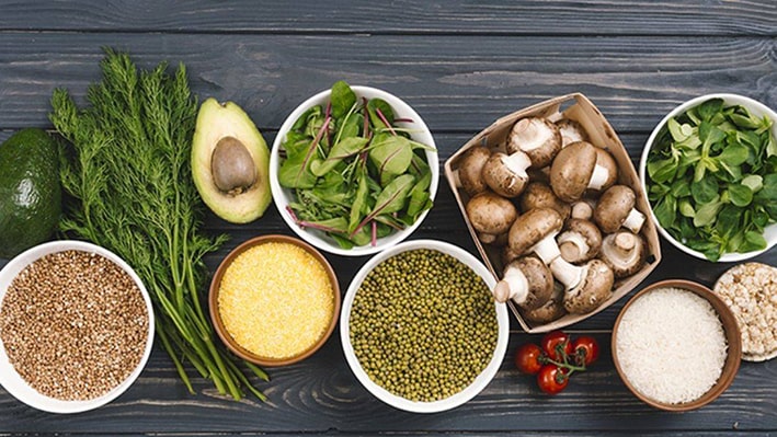 Bitkisel Proteinlerin Gücü

Proteini hayvansal gıdalardan almak yerine bitkisel proteinlere yönelmek, kolesterolünüzü dengelemeniz için çok önemli. Mercimek, nohut, fasulye, soya, kinoa, badem ve chia tohumu gibi besinler, amino asitlerle doludur. Türk mutfağının sevilen lezzetleri mercimek çorbası ya da nohut yemeği, hem sağlıklı hem de doyurucu seçenekler sunar.