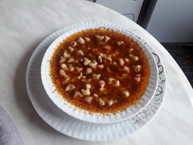 8. Börek Aşı

Börek aşı, Kayseri mutfağının en dikkat çekici çorbalarından biridir. Her ne kadar “çorba” olarak anılsa da, içeriğindeki bol malzeme ve taneli dokusuyla başlı başına bir ana yemek gibidir. Bu yöresel lezzet, mercimek ve özel olarak hazırlanmış küçük mantıların birleşimiyle oluşur. Aslında adını da buradan alır; çünkü bu mantılar, adeta börek hamuru gibi özenle açılıp hazırlanır. Başka bir yerde rastlaması zor olan bu özgün tarif, hem besleyici hem de oldukça lezzetlidir.