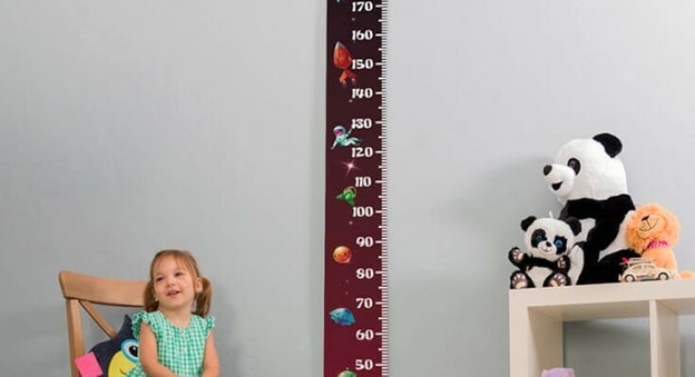 Eğlenceli Ölçme Oyunu
Matematiksel kavramları öğretmek için günlük eşyaları kullanın. Çocuğunuzun boyunu yapraklar, kitaplar veya kalemlerle ölçerek “Kaç yaprak boyundasın?” diye sorun. Bu aktivite, boyut ve uzunluk gibi kavramları anlamalarına yardımcı olur. Örneğin, “Yatağı kaç oyuncakla doldurabiliriz?” gibi oyunlarla sayma becerilerini de pekiştirebilirsiniz.