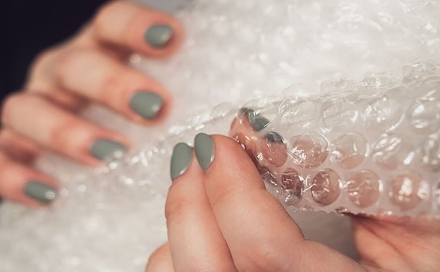 8. Balonlu Naylon (Bubble Wrap)

1957 yılında Alfred Fielding ve Marc Chavannes tarafından geliştirilen balonlu naylon, eşyaları koruma işlevinin yanı sıra stres azaltıcı bir eğlence sunar. Taşınma ve kargo süreçlerinde vazgeçilmezdir.