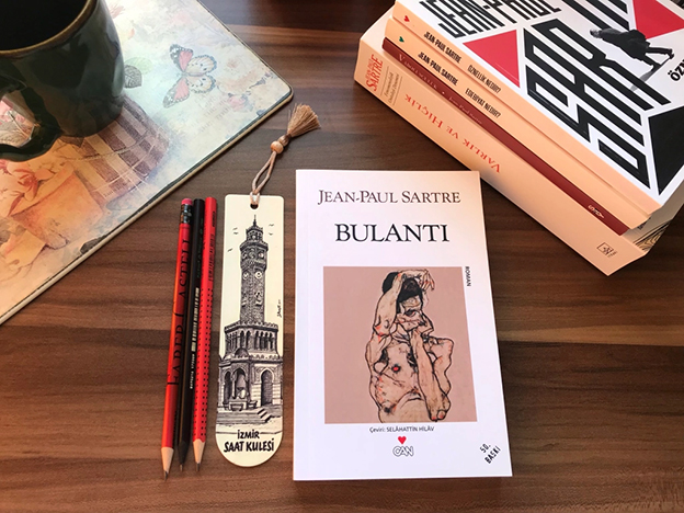 Bulantı
Jean-Paul Sartre’nin 1938’de yazdığı Bulantı, varoluşçuluk felsefesinin edebiyattaki en güçlü temsilcilerinden biridir. Sartre’nin ilk romanı olan bu eser, kahramanı Antoine Roquentin’in kendi varlığına ve çevredeki dünyaya duyduğu derin tiksintiyi konu edinir. Roquentin’in iç dünyasındaki çalkantılar, varoluşun anlamını sorgularken okuyucuyu da bu felsefi yolculuğa ortak eder. 20. yüzyılın en etkileyici eserlerinden biri olarak kabul edilen Bulantı, insanın kendi benliğiyle yüzleşmesini çarpıcı bir şekilde gözler önüne serer.