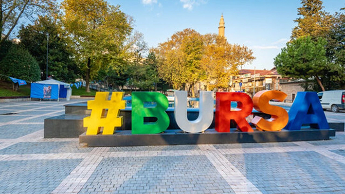 5. Bursa

Osmanlı’nın ilk başkenti Bursa, Uludağ’ın eteklerinde doğayla tarihin buluştuğu bir şehir. Kestane şekeri ve Gemlik zeytini, şehrin coğrafi işaretli lezzetleridir. İznik çinileri, ipekli tekstil ürünleri ve havlular, kaliteli hediye seçenekleridir.