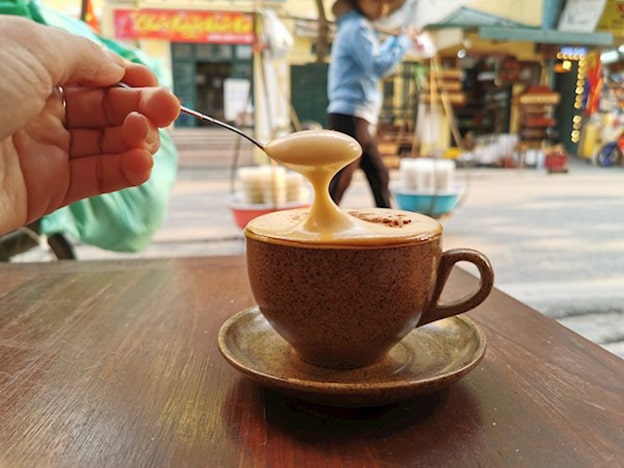 Vietnam
Vietnam, dünyanın en büyük robusta kahve çekirdeği üreticilerinden biri ve kahve kültürü burada son derece köklü. “Ca Phe Trung” adlı yumurtalı kahve, Vietnam’ın en ilginç lezzetlerinden. Yumurta köpürtülüp filtre kahve ve süt reçeliyle birleştiğinde, krem karamele benzer bir tat ortaya çıkıyor. Bir diğer popüler seçenek, “Ca Phe Sua Da” yani buzlu süt kahvesi. Koyu kavrulmuş kahve, metal bir filtreyle demleniyor, konsantre sütle karıştırılıp buzla servis ediliyor.