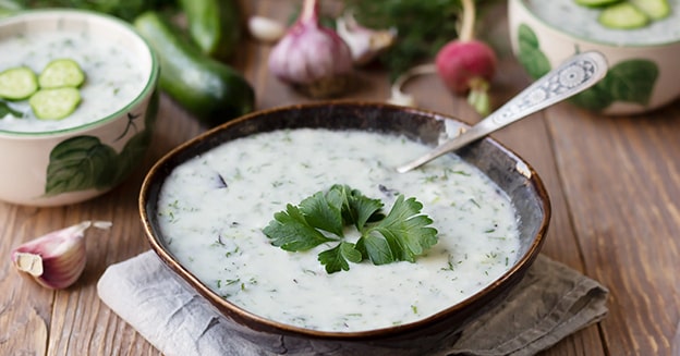 Tzatziki / Cacık
Yunanlılar tzatzikiyi daha koyu, süzme yoğurt kıvamında hazırlayıp ekmekle meze olarak sunar.