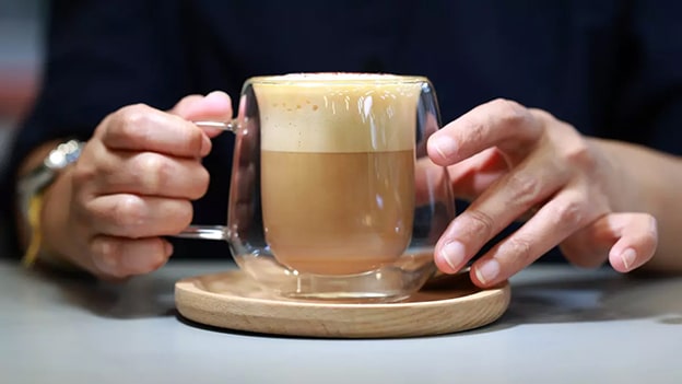 Fransa
Fransa’da kahve, İtalya’nın aksine sakin bir ritüel. Fransızlar, kahvelerini kafelerde oturarak, sohbet eşliğinde yudumlamayı seviyor. “Un cafe” sert bir fincan kahve, “un cafe serre” ise yoğun bir espresso anlamına geliyor. Sütlü kahveler, özellikle “cafe au lait” kahvaltılarda tercih ediliyor; akşamları latte bulmak zor. Yaz aylarında soğuk kahveler popüler, özellikle filtre kahve kruvasanla eşleştiğinde Fransız kahvaltısının vazgeçilmezi oluyor.