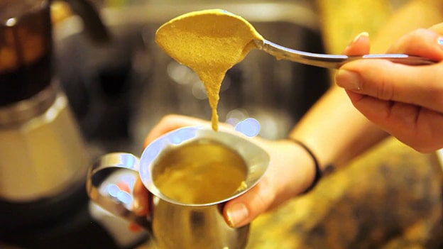 Küba ve Avusturya
Küba’da kahve, “Cafe Cubano” ile tatlı bir kaçamak. Bol şekerli espresso, mahalle kafelerinde sohbetlerin eşlikçisi. Avusturya’da, özellikle Viyana’da, kahve evleri caz müziği ve zarif tatlılarla dolup taşıyor. “Melange”, Viyana’nın espresso’su; alkollü kahvelerden yumurta beyazlı seçeneklere kadar çeşit çeşit sunuluyor.