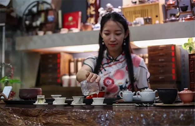 Çin’in Görsel Odaklı Çay Keyfi
Çayın tarihi, MÖ 2737’de Çin İmparatoru Shen Nung’un, kaynayan suya düşen “camellia sinensis” yapraklarını fark etmesiyle başladı. Çinliler, çayı sadece içmekle yetinmiyor, aynı zamanda görsel bir deneyim haline getiriyor. Geniş ağızlı fincanlar, çayın rengini ve berraklığını izlemek için tercih ediliyor. Çin çay seremonileri, estetik ve dinginlik üzerine kurulu. Her bir yudum, doğayla bağ kurmanın ve anın tadını çıkarmanın bir yolu.
