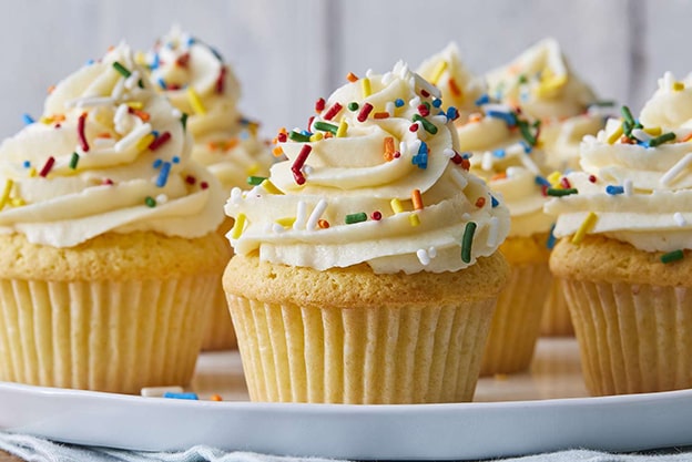 Cupcake (Yaklaşık 300 Kalori)
Rengarenk bir cupcake yediyseniz, 1 saat yavaş tempolu koşu yapmanız gerekiyor. Koşu, kalori yakımını hızlandırırken kardiyovasküler sağlığı destekler.