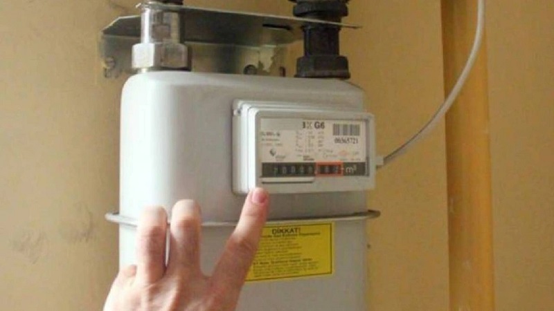 Doğalgaz Bağımlılığının Yarattığı Endişe
Avrupa Birliği ülkeleri için doğalgaza olan bağımlılık, özellikle bu kaynağın büyük bir bölümünü Rusya'dan temin etmeleri nedeniyle uzun süredir ciddi bir endişe kaynağıydı. Bu bağımlılık, zaman zaman Rusya tarafından politik ve ekonomik bir "koz" olarak kullanıldı. Rusya-Ukrayna krizi sonrasında bu durumun yarattığı hassasiyet daha da arttı ve AB'yi enerji bağımsızlığını sağlama konusunda çok daha kararlı ve hızlı adımlar atmaya zorladı. Bu stratejik karar, sadece enerji güvenliğini değil, aynı zamanda çevresel hedefleri de gözeterek uzun vadeli bir dönüşümü öngörüyor. Doğalgazın payını azaltmak, bu bağımlılığın yarattığı endişeleri gidermenin temel yolu olarak görülüyor.
